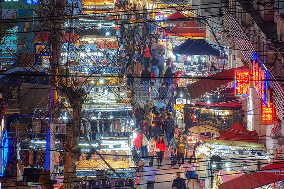 城市夜晚喧嚣的夜市商贩人群图片