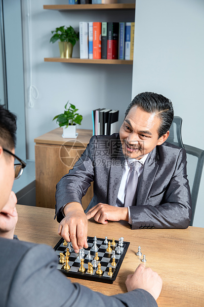 商务男士下棋图片