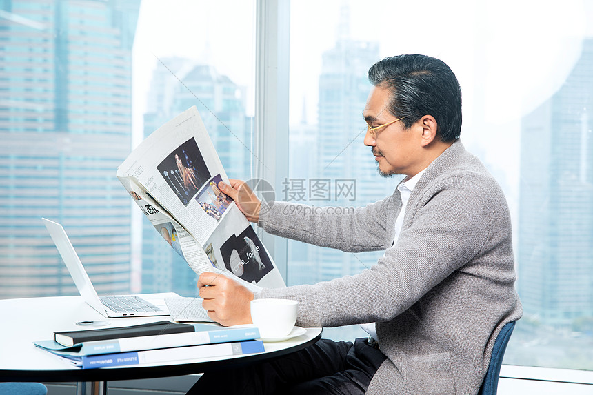 商务男性休闲看报纸图片