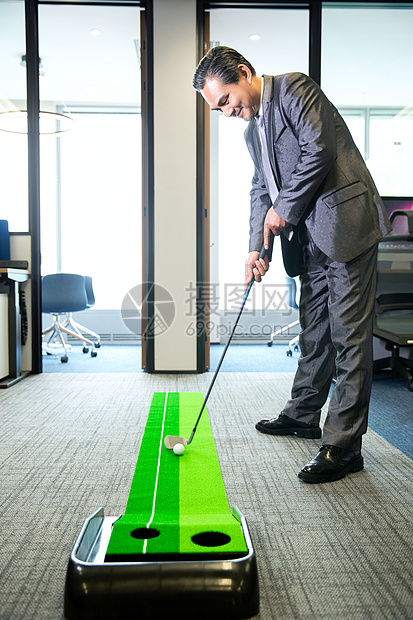 商务男士办公室打高尔夫图片