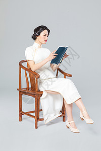 旗袍女性看书图片
