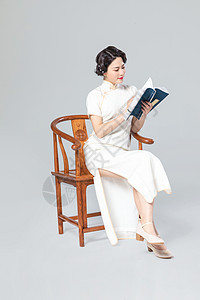 旗袍女性看书背景