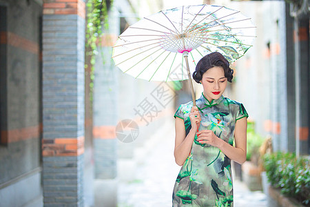 复古旗袍旗袍女性打伞背景