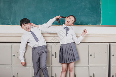 小学生卡通小学生课间嬉闹背景