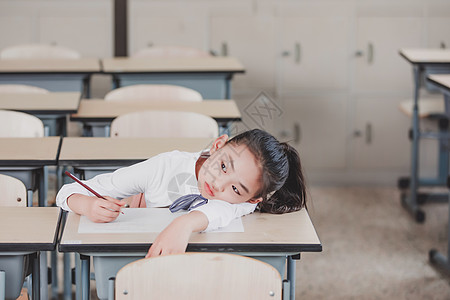 小学生教室考试图片