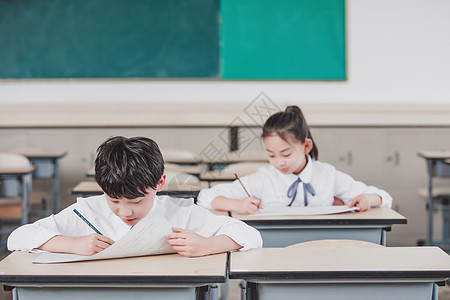 写钢笔字小学生教室考试背景