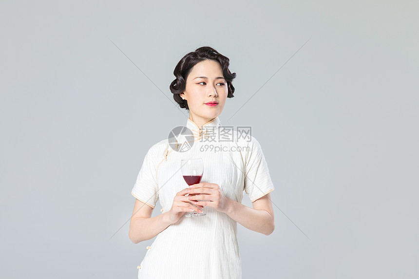 旗袍女性品酒图片