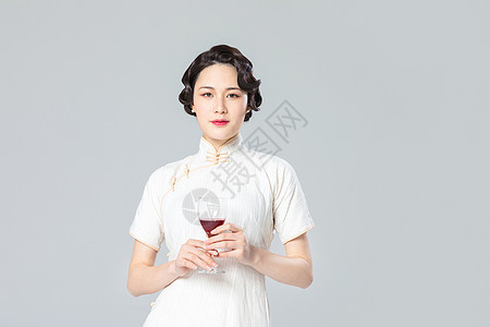 旗袍女性品酒图片