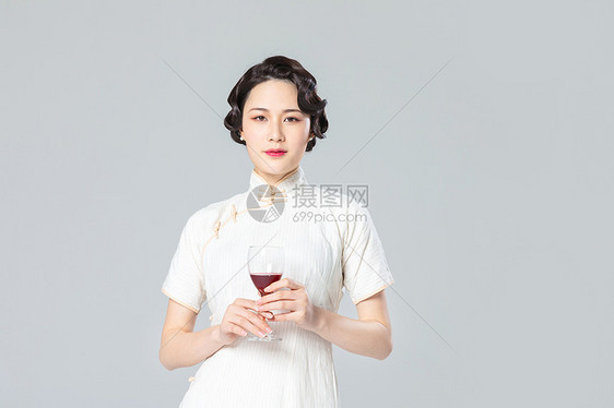 旗袍女性品酒图片