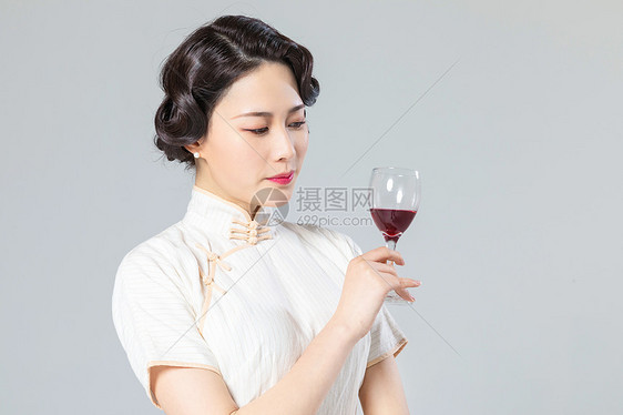 旗袍女性品酒图片