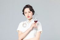 旗袍女性品酒图片