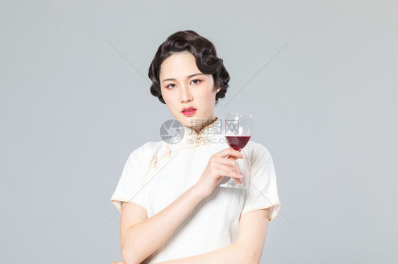 旗袍女性品酒图片