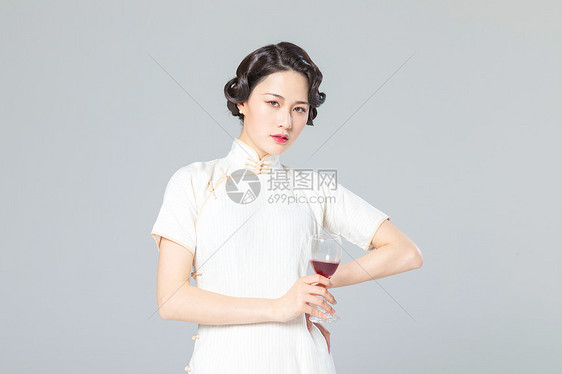 旗袍女性品酒图片