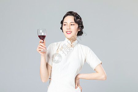 旗袍女性品酒图片