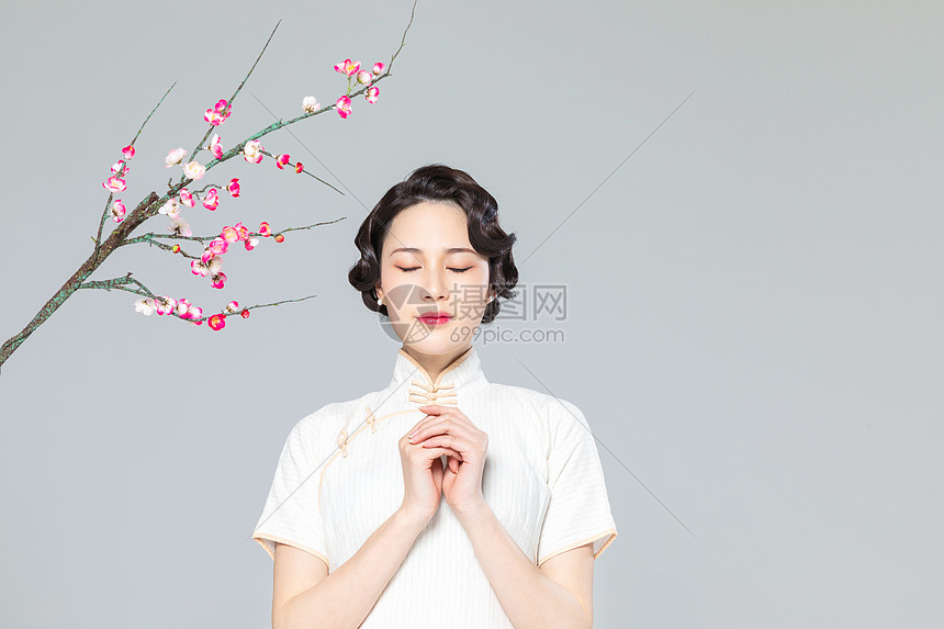 旗袍女性许愿思考