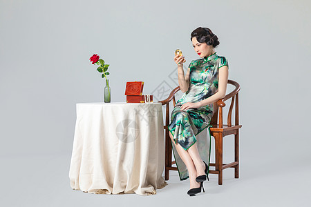 中式花瓶旗袍女性化妆背景
