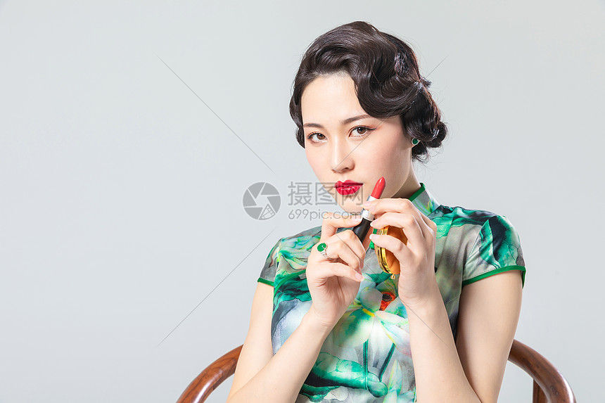 旗袍女性涂口红图片