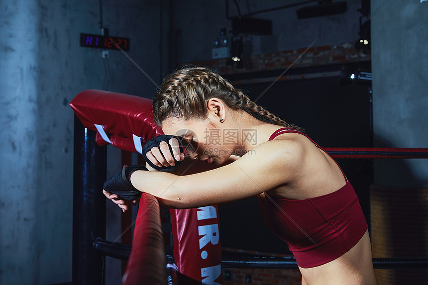 女性拳击运动员休息热身图片