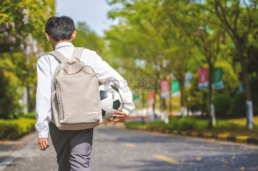 小学生放学踢足球图片