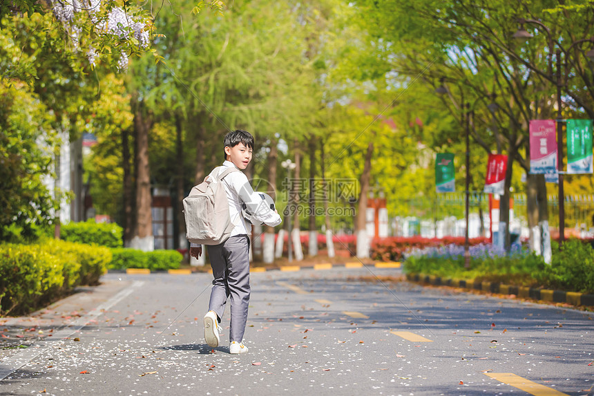 小男孩放学踢足球图片