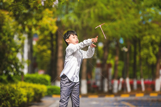 儿童节小学生飞竹蜻蜓图片