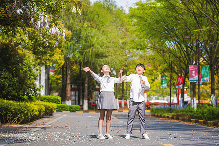 飞起来的小男孩小学生飞竹蜻蜓背景