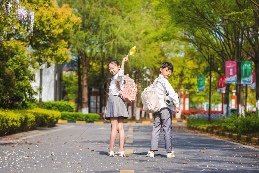 小学生下课放学图片