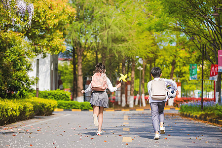 小男孩背影小学生放学奔跑背景