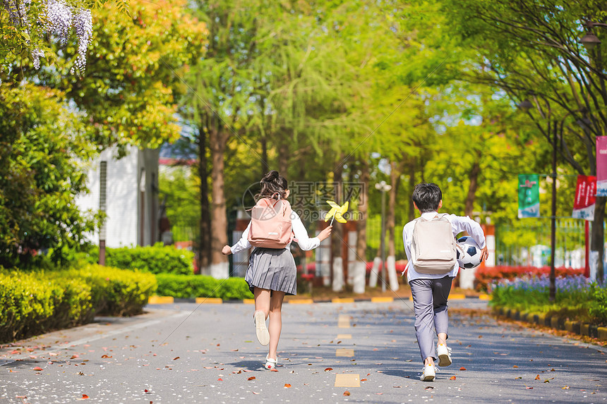小学生放学奔跑