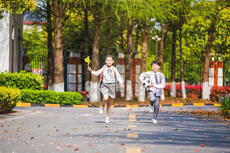 小学生放学奔跑图片