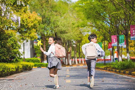 背书包的小男孩小学生放学踢足球背景