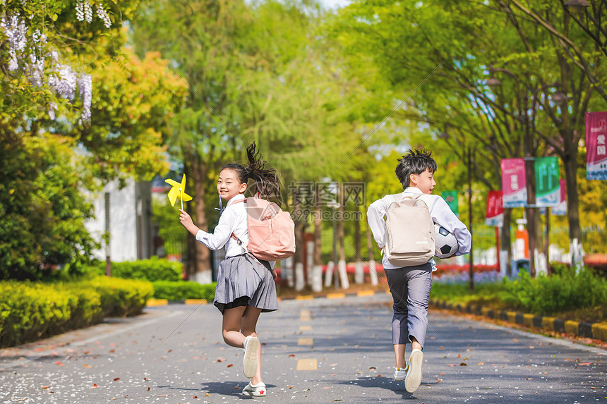 小学生放学踢足球图片