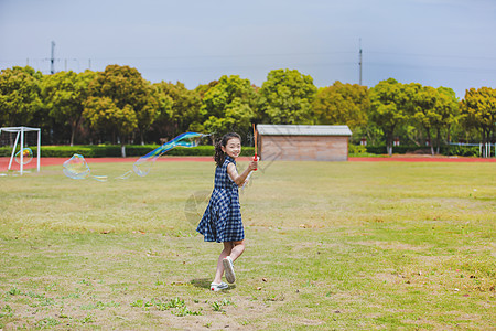 小学生操场吹泡泡背景图片