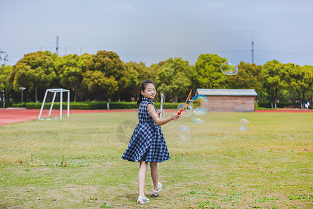 小学生操场吹泡泡图片