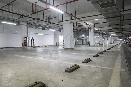 空旷的办公楼地下车库停车场高清图片