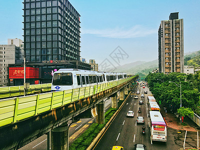 台北轨道和地面并行的公共交通高清图片