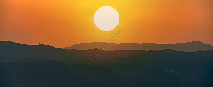 山岭上红日背景图片