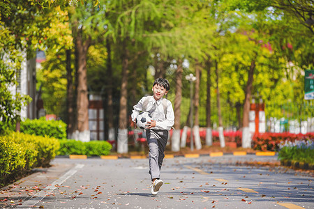 小学生放学踢足球图片