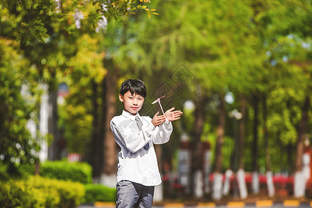 小学生飞竹蜻蜓图片