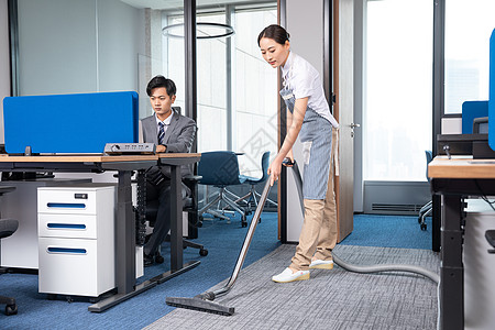 地板清洁老板指挥保洁人员清洁地毯背景