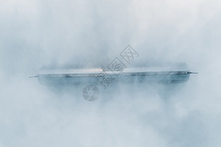 云雾中俯视东方之门图片