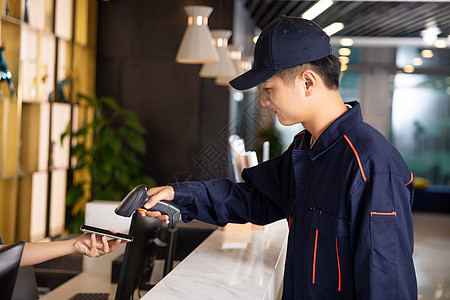 扫码器维修工人扫码背景