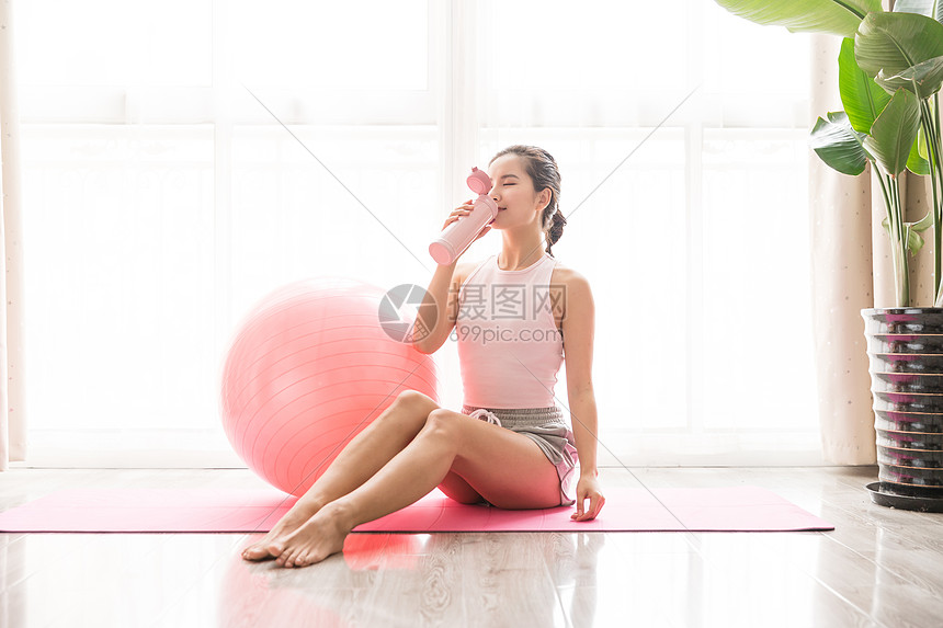 女性瑜伽休息喝水图片