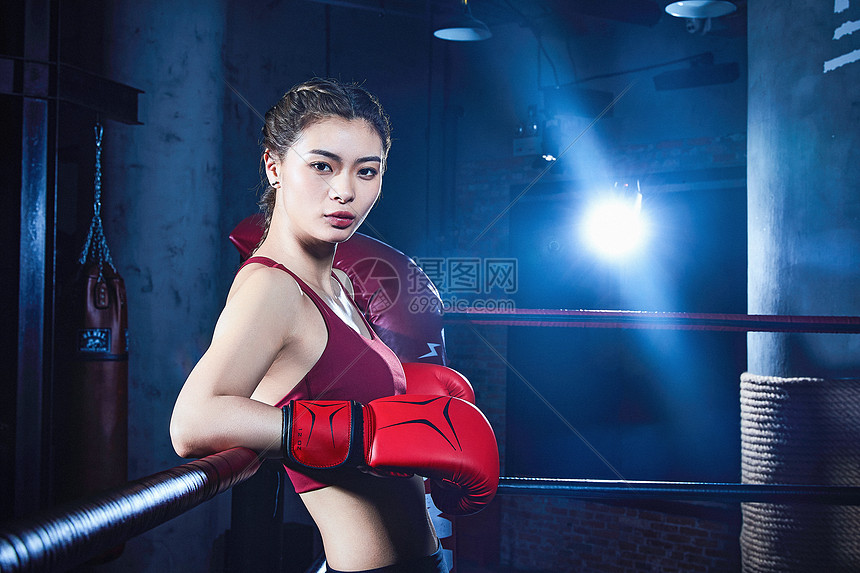 女性拳击运动员(精)