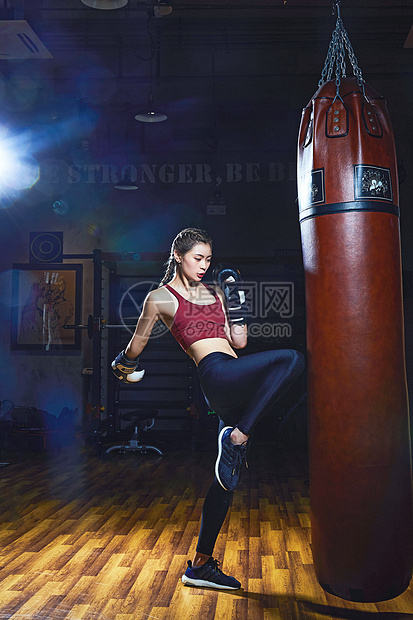 女性拳击运动员踢腿图片