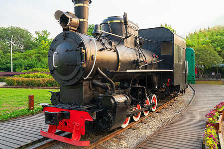 景区里的火车蒸汽机铁路铁轨背景图片