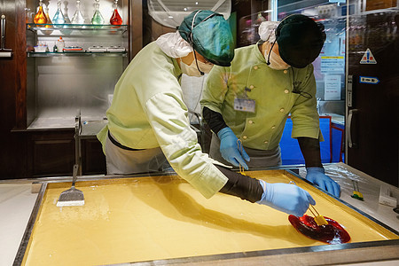 日本传统制糖工艺白色恋人高清图片素材