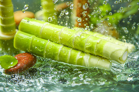 水中的竹笋天然芦笋蔬菜高清图片