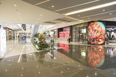 上海购物中心漂亮的内部空间服装店高清图片素材