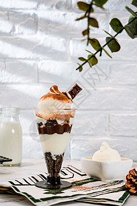 冰淇淋球杯巧克力特写高清图片